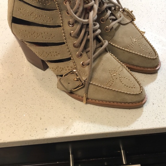 Coach boots, only one was actually worn. You can buy them together or separate - Picture 3 of 6